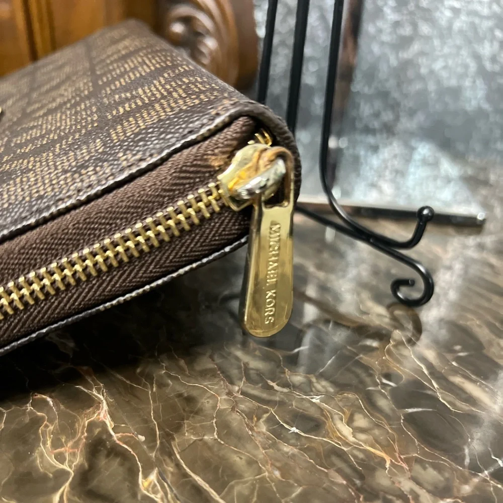 Michael Kors: Jet Set Travel - Large Continental Full-Zip Traveler Wallet